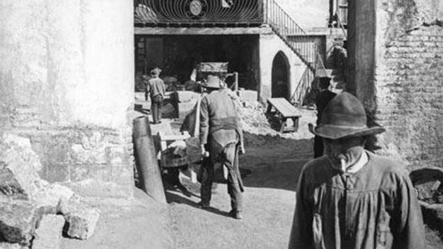 Miners a l'entrada del pou de San Miguel, a les mines d'Almadén
